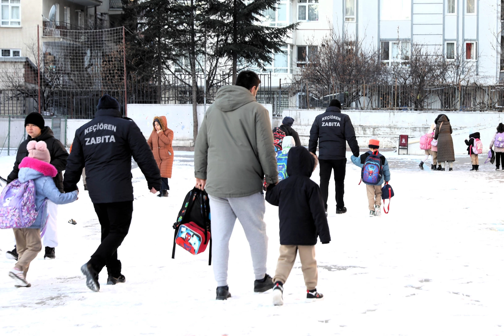 Ankara Ke&ccedil;i&ouml;ren&rsquo;de karla m&uuml;cadele ekipleri okulları g&uuml;vende tutuyor
