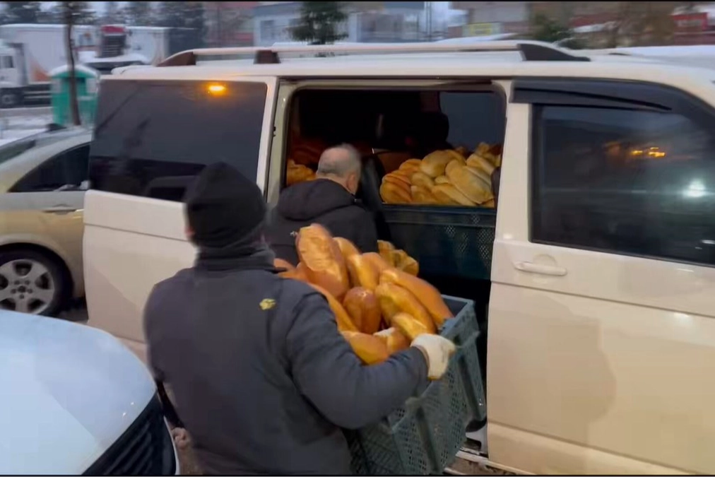 Adıyaman'da yoğun kara rağmen sıcak desteğe devam