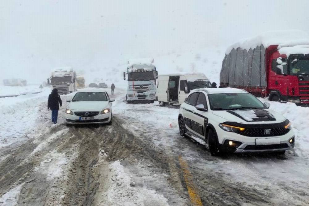 Bing&ouml;l'de iki nokta TIR ge&ccedil;işlerine kapatıldı!