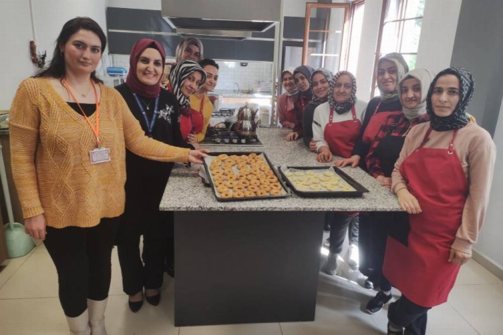 Depremzedeler i&ccedil;in Berat Kandili simidi