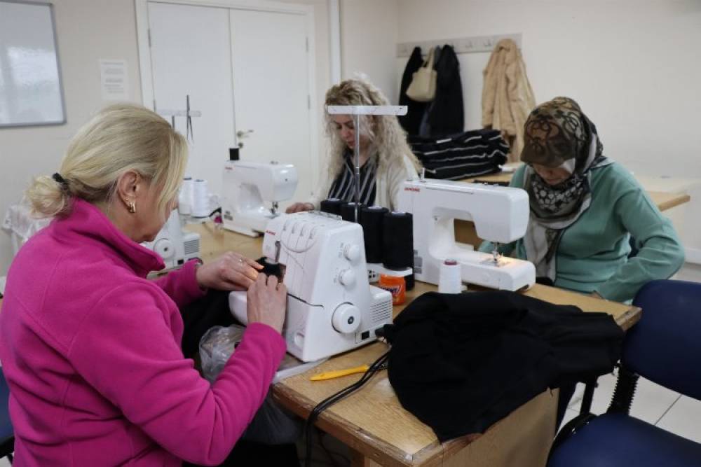 İZMEK&rsquo;li kadınlar depremzedeler i&ccedil;in eşofman &uuml;retiyor