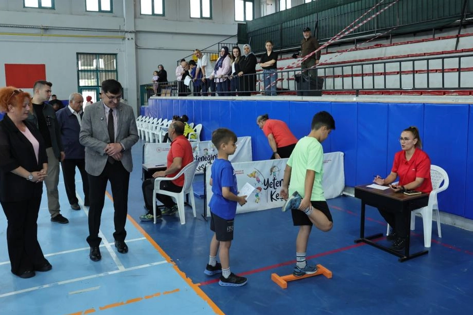 K&uuml;tahya'da Başkan Kahveci&rsquo;den Spor Ortaokulu ve Lisesi&rsquo;ne ziyaret