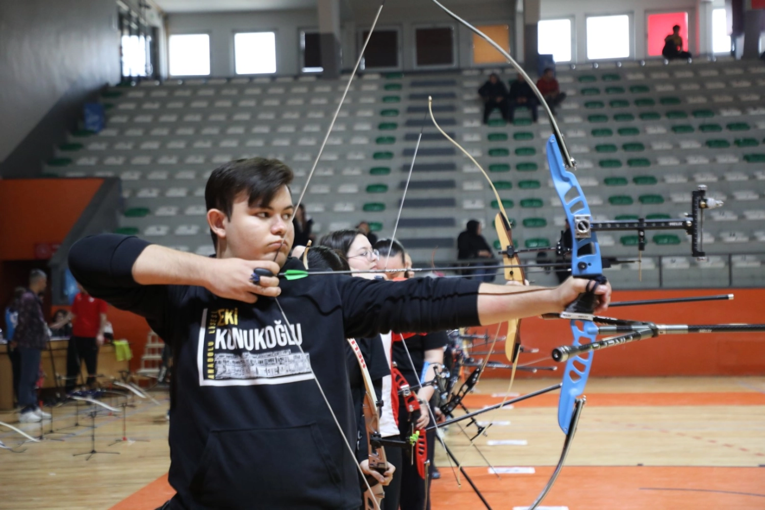 Bursa İneg&ouml;l'de &ouml;ğrenciler ok&ccedil;uluk maharetlerini yarıştırdı