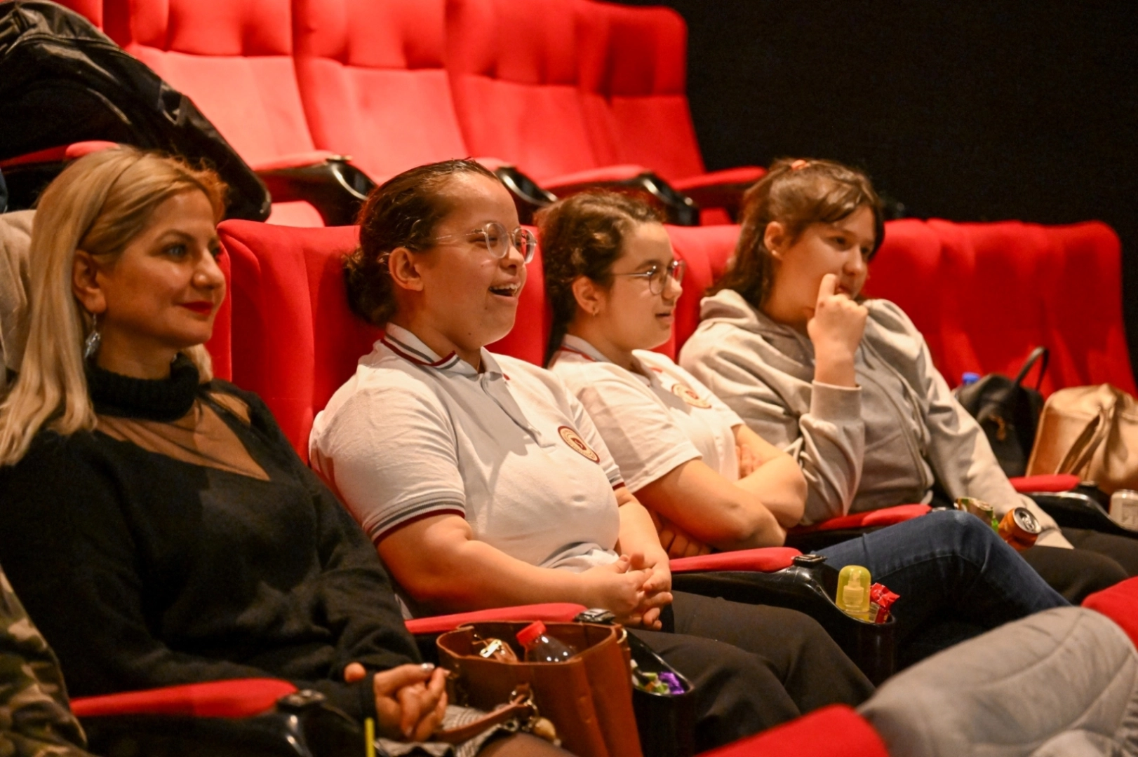 İzmir Bornova&rsquo;da &ouml;zel &ccedil;ocuklara sinema keyfi