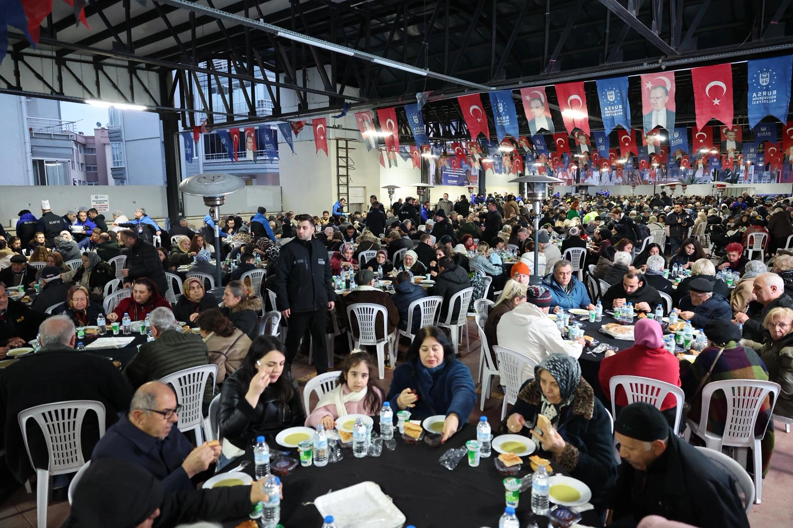 Mudanya&rsquo;da bir olan g&ouml;n&uuml;llerle sofralar bereketle doldu