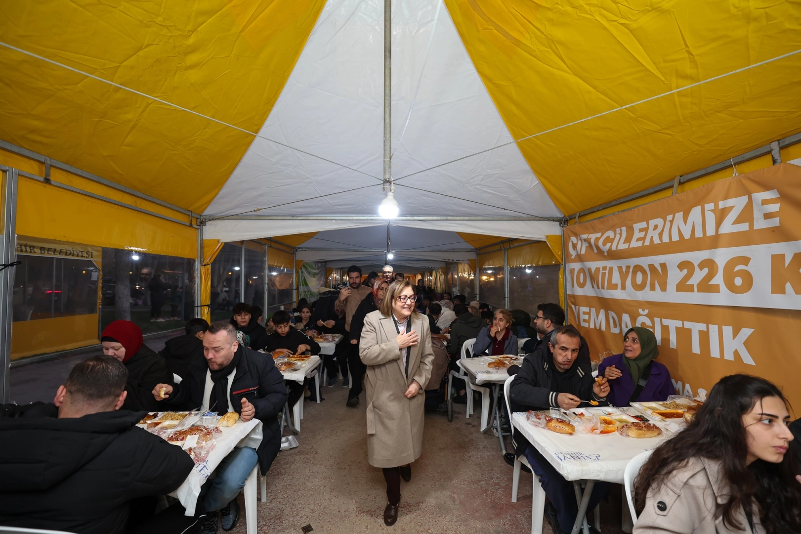Gaziantep'te Ramazan Sokağı g&ouml;n&uuml;l sofrasına d&ouml;n&uuml;şt&uuml;